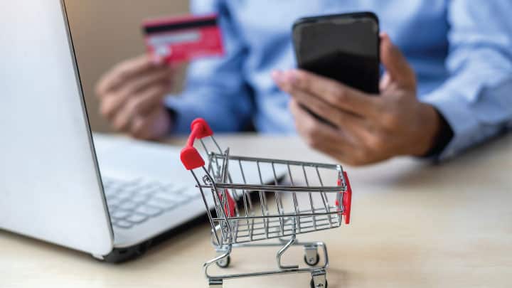 How Fake Products and E-commerce Fraud Work through Online Advertisement