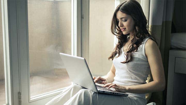 Should You Leave Your Full-time Job for a Side Hustle That You Love